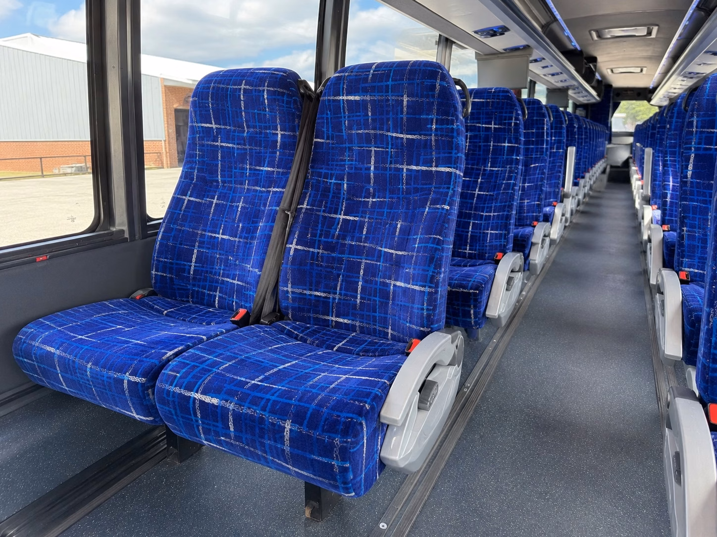 find the right bus for airport transfers during your honolulu wedding weekend